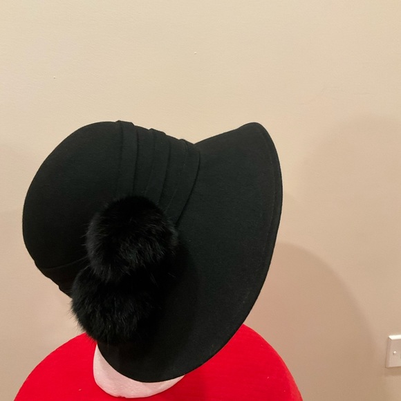 Wool black hat with softs black Pom Pom - Picture 5 of 6
